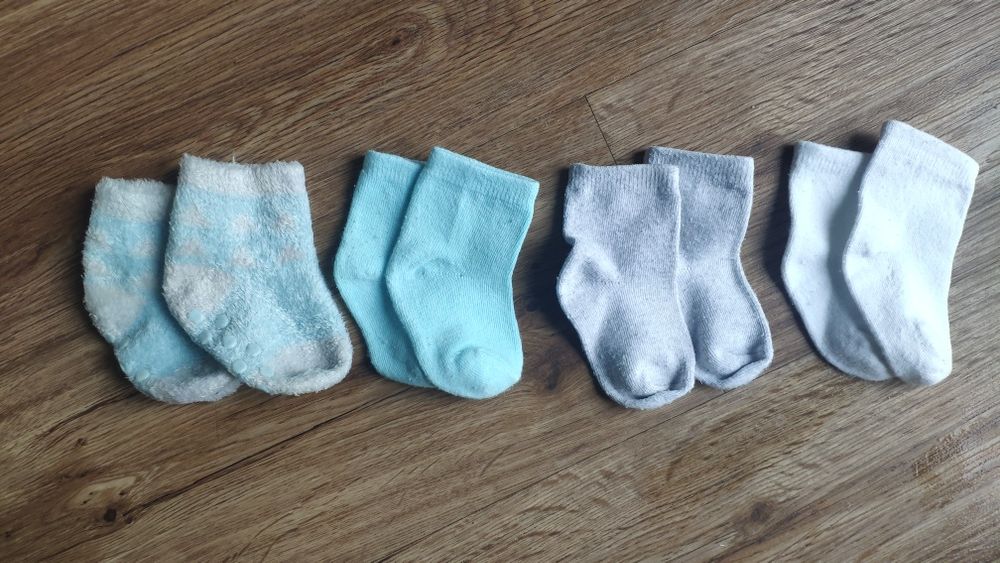 4 pary skarpetek niemowlęcych.