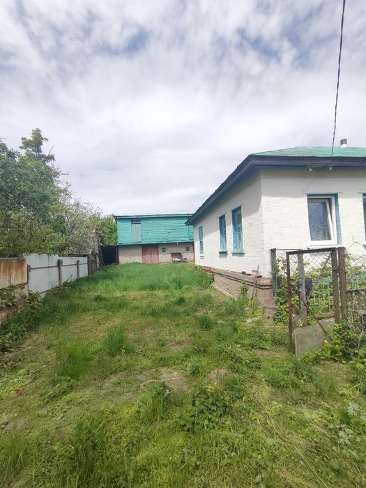 Гарний дім поряд з річкою в с.Брусилів