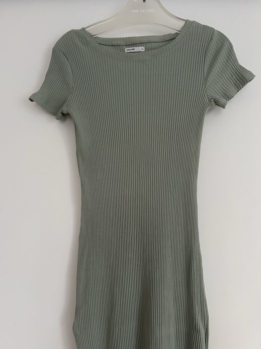 Prążkowana sukienka z rozcięciem