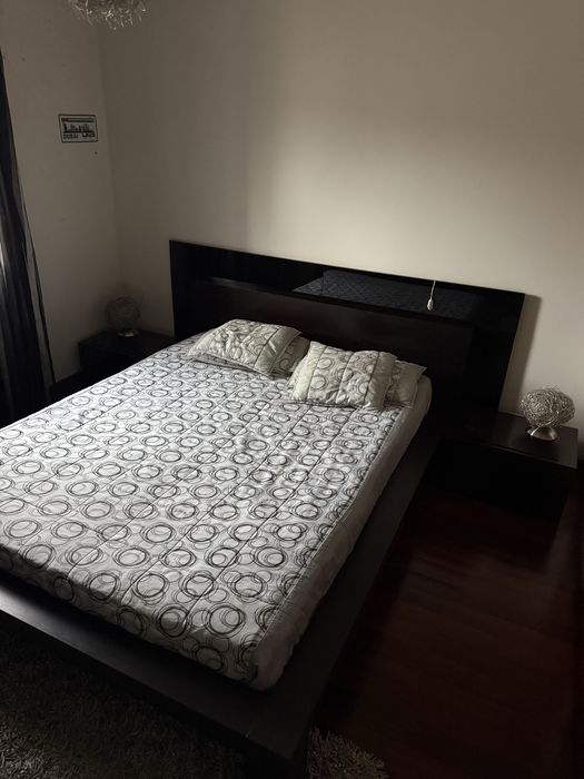 Quarto de casal, cama, mesas cabeceira, comoda madeira