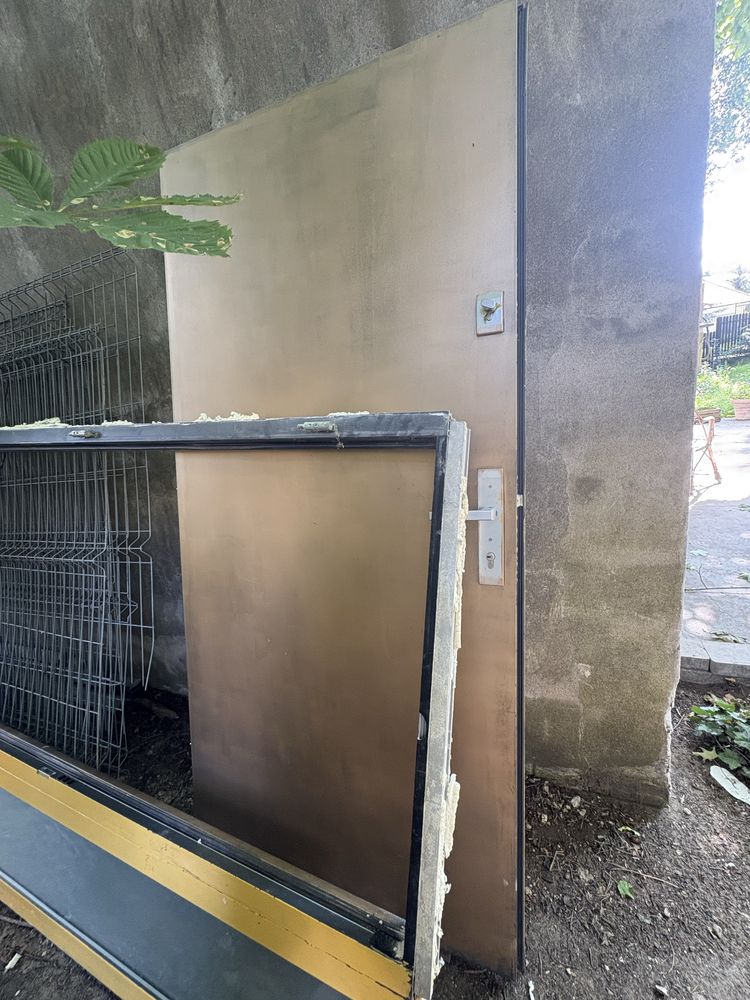 Drzwi aluminiowe z futryną termo i z naświetlem bocznym.
