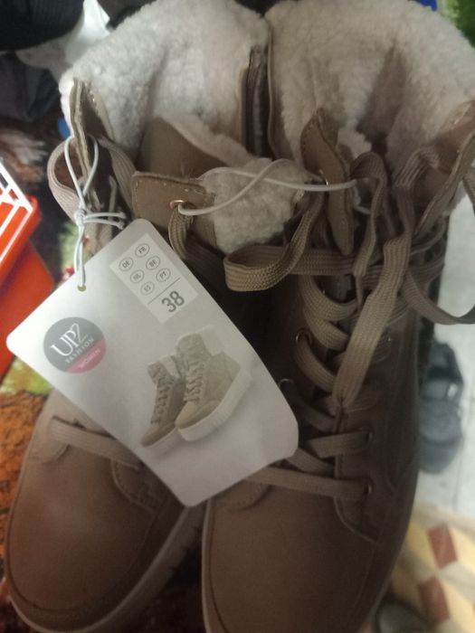 Botas com pelo novas