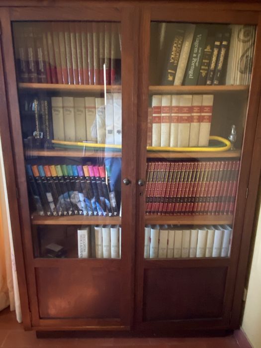 Estante para livros em bom estado