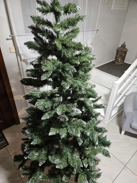 Choinka sztuczna 220 cm – ośnieżona z szyszkami i kryształkami