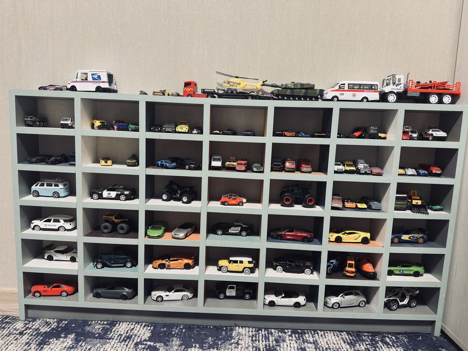 Стоянка для машинок з машинками