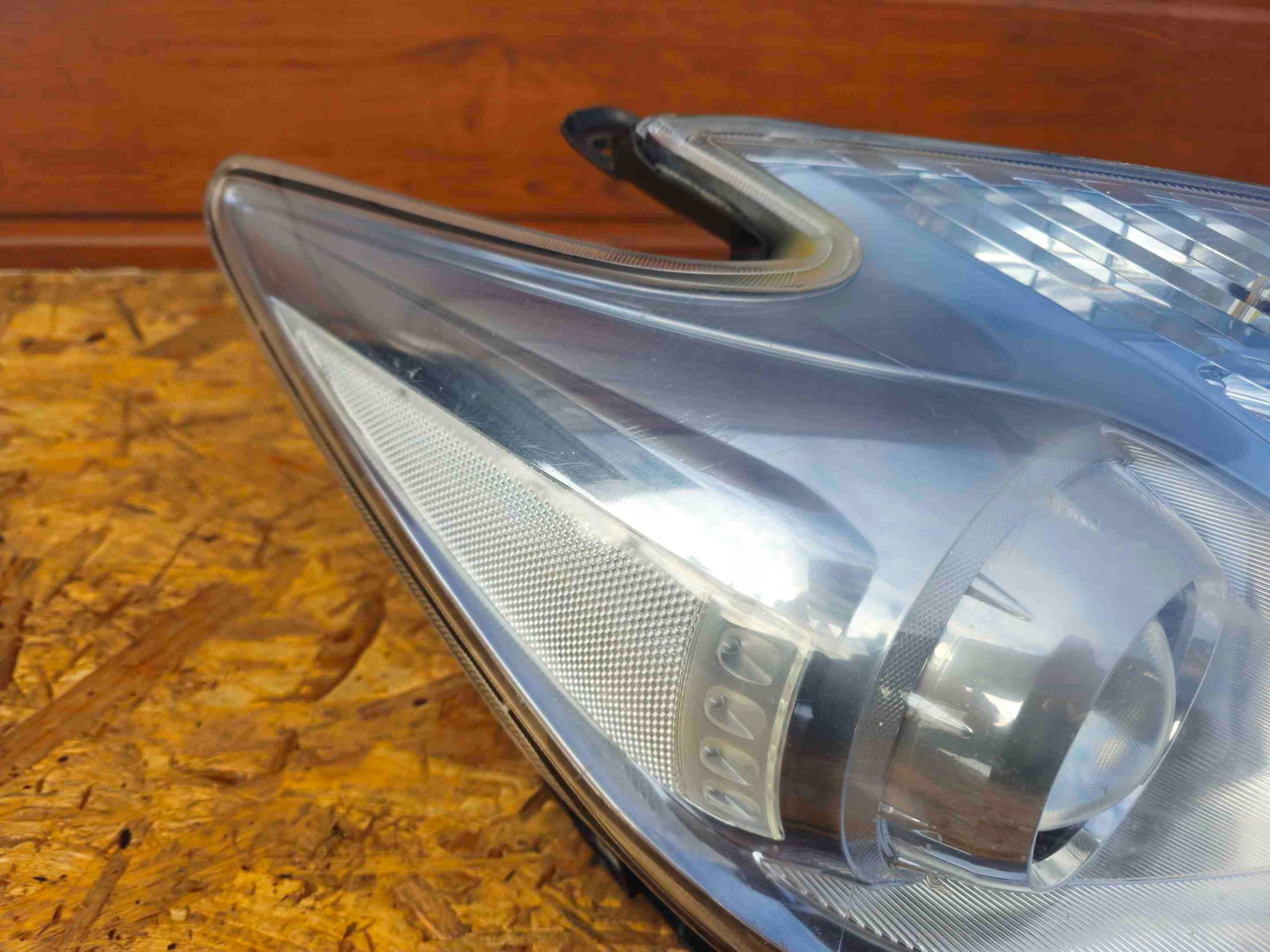 Toyota Prius Xw30 lampa Lampa prawa prawy przód przednia europa