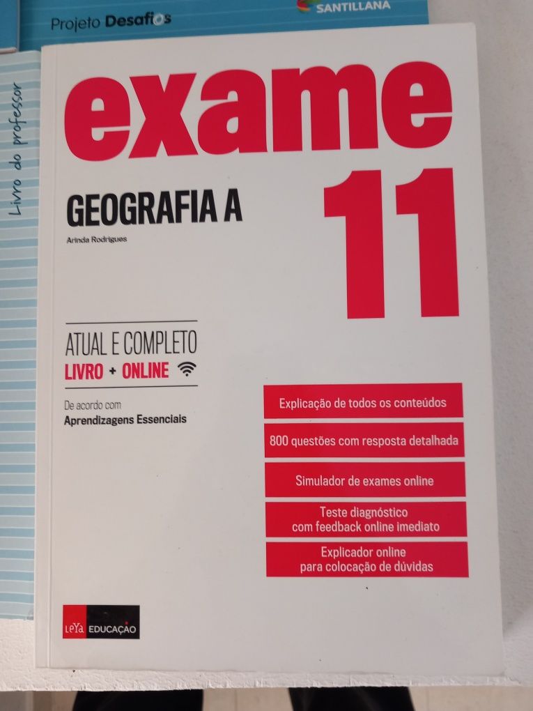 Caderno de atividades e livro para preparar exame