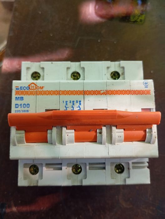 Автоматичний вимикач,автомат трифазний 100А,