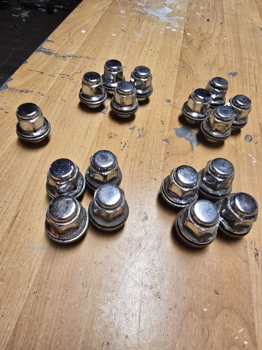 Nakretki z ruchomymi podkładkami toyota mitsubishi