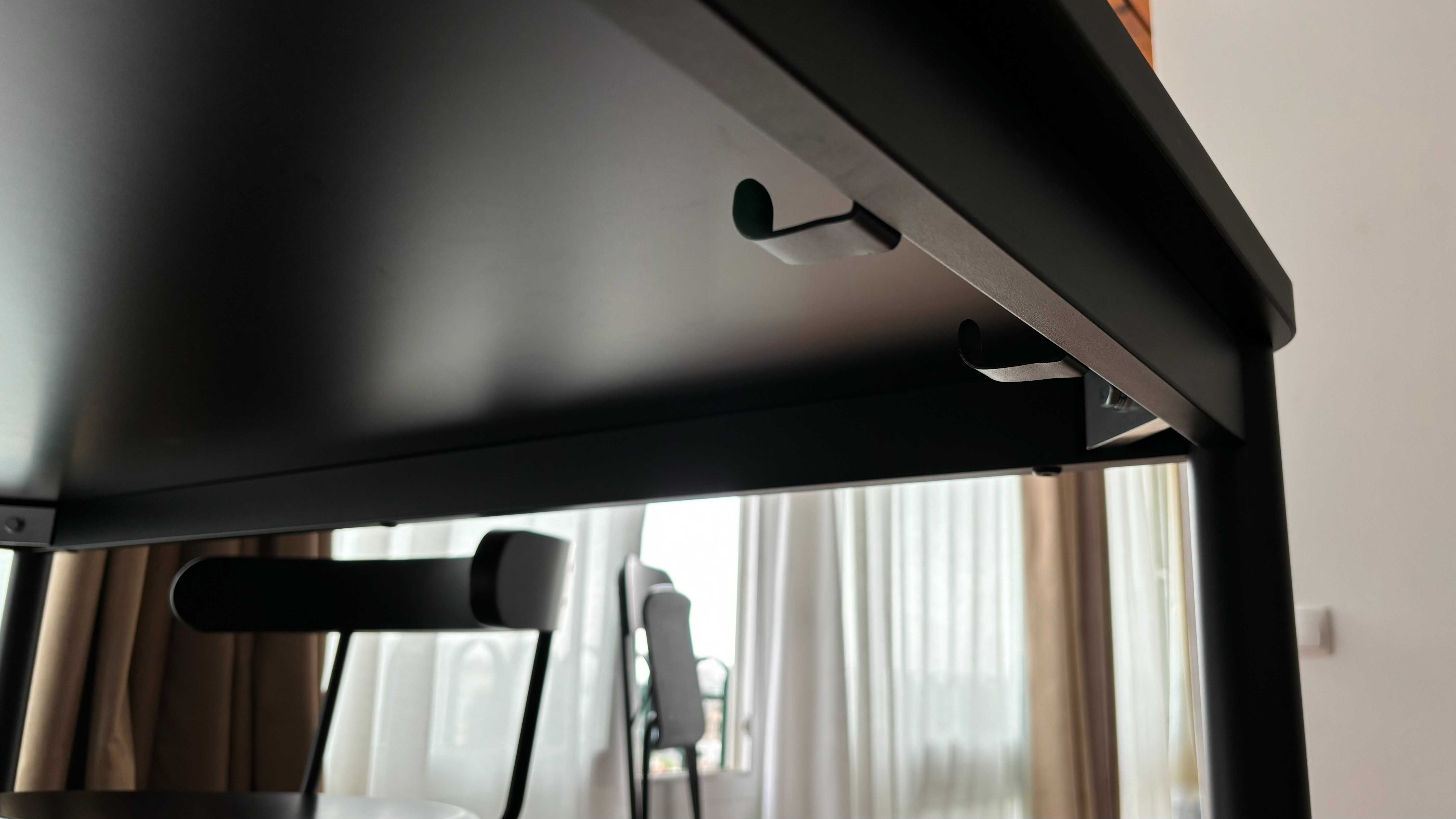 Mesa alta IKEA preta c/ 4 cadeiras