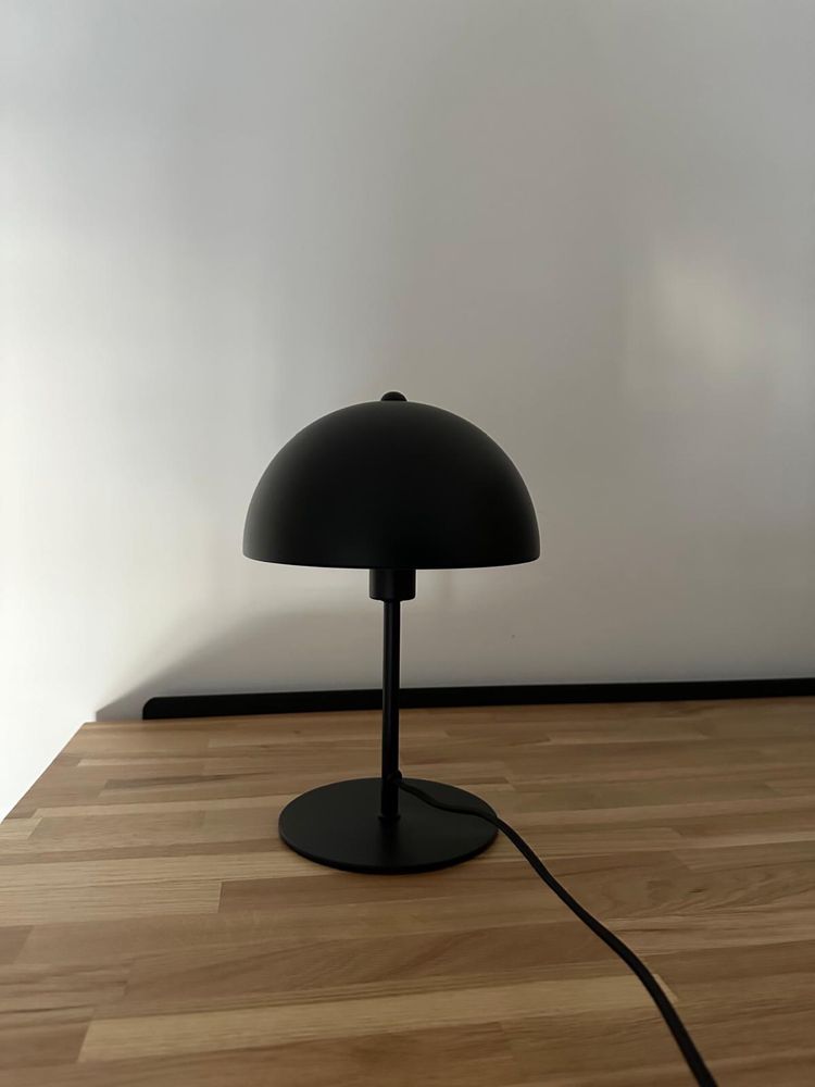 Candeeiro de mesa preto