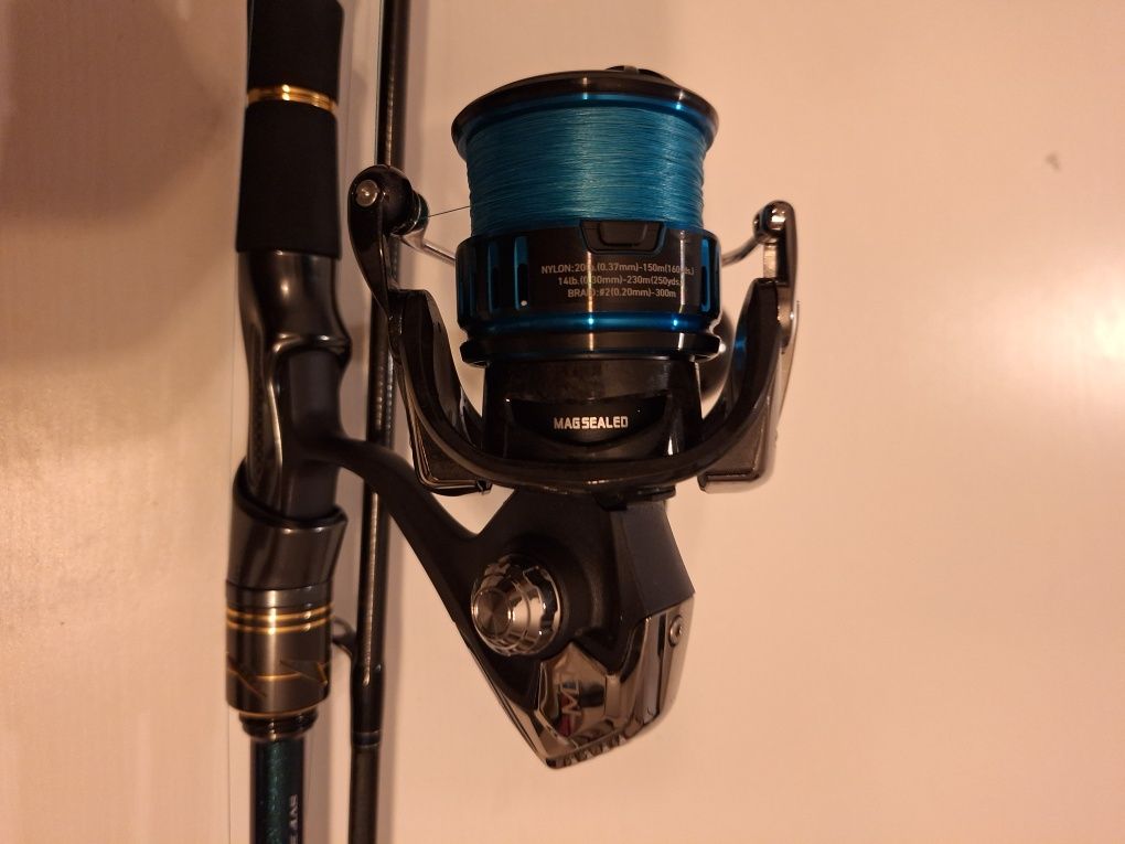 Daiwa Tournement AGS 3.05 com carreto Saltist 4000 e linha Daiwa tourn