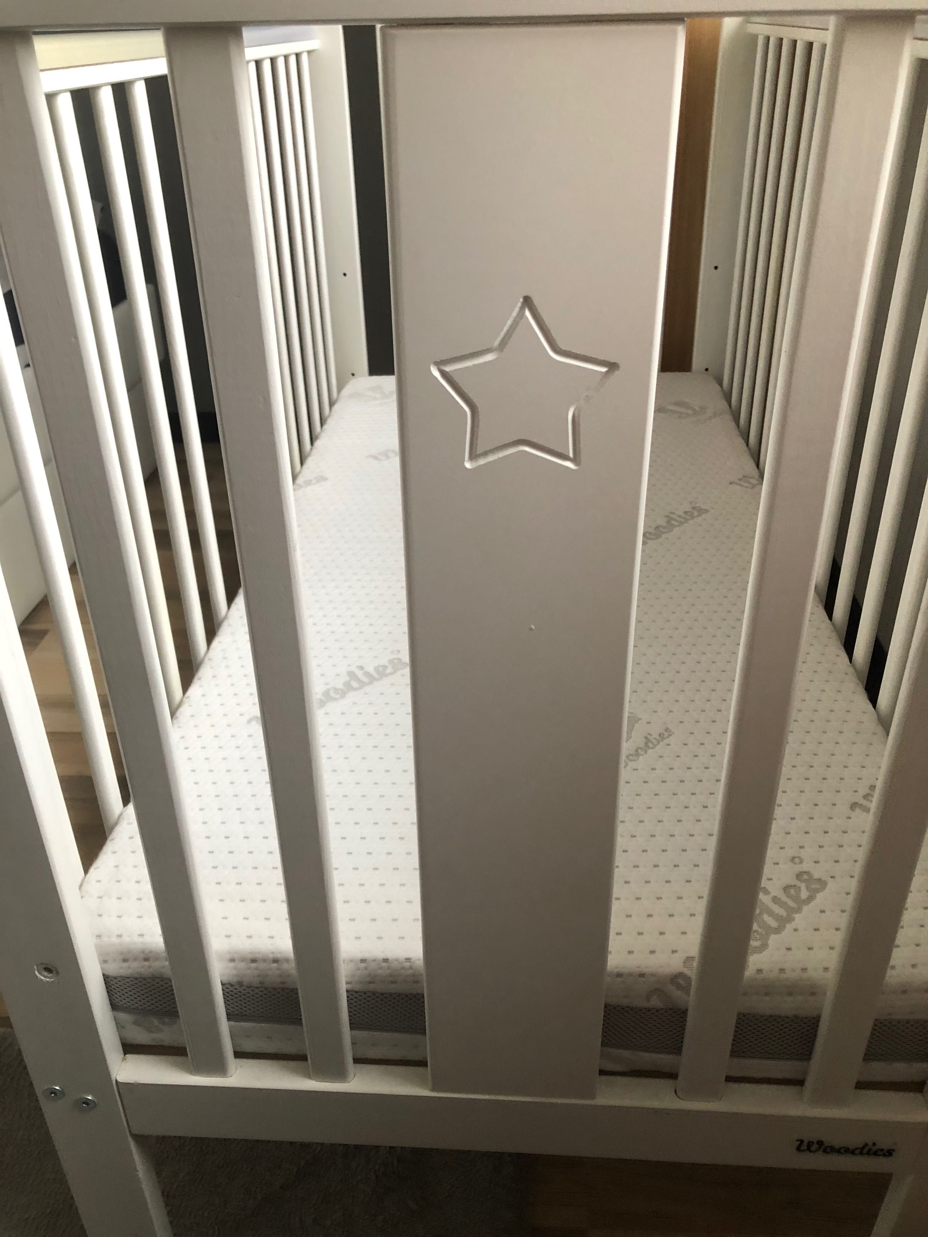 Łóżeczko niemowlęce woodies Star Cot 120×60 z materacem