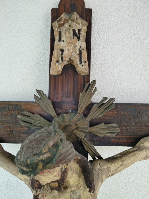 Stary wielki drewniany krucyfiks krzyż z drewniana figura Jezusa