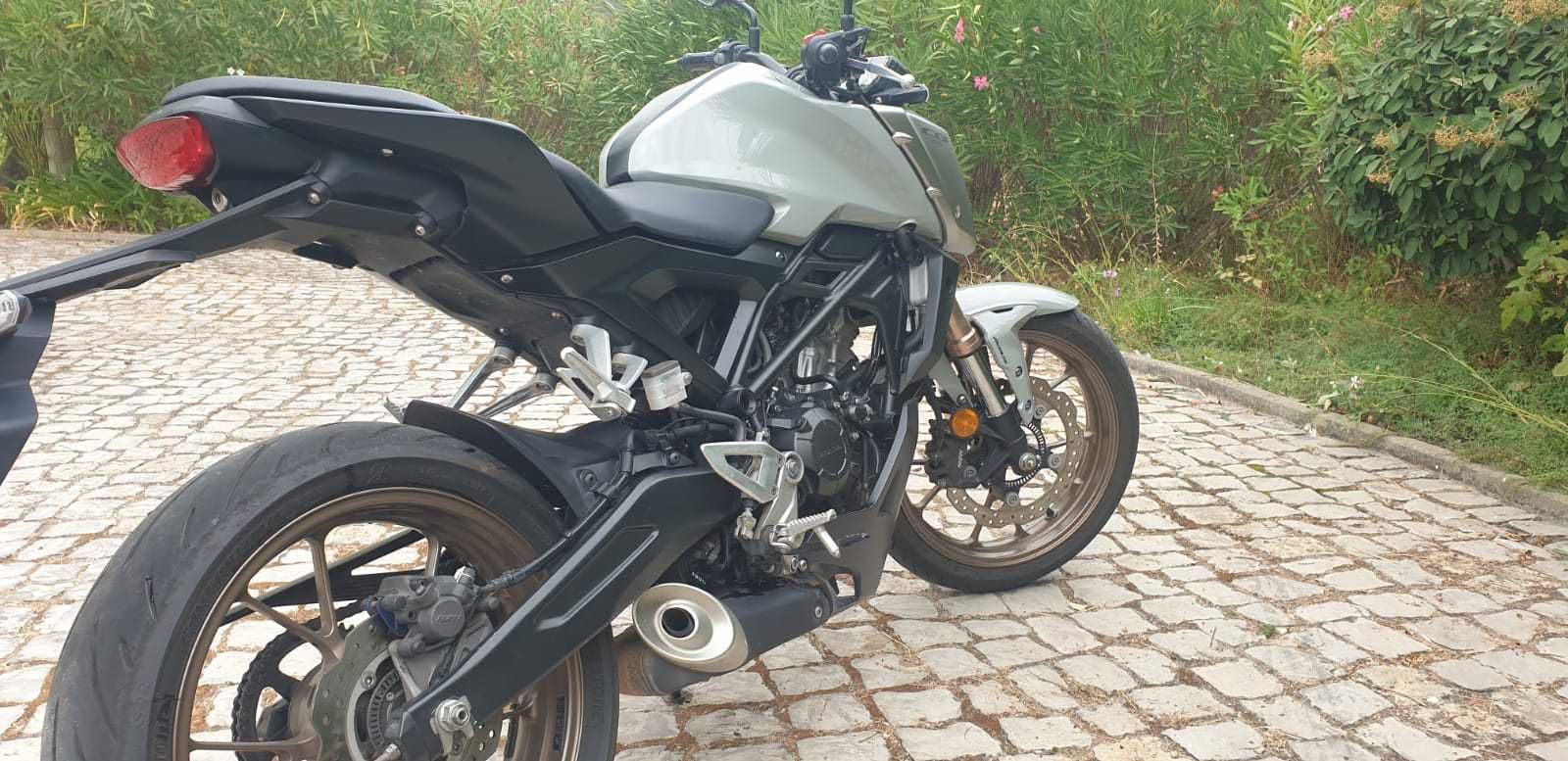 Honda CB125R (15cv) de 2021, em bom estado.