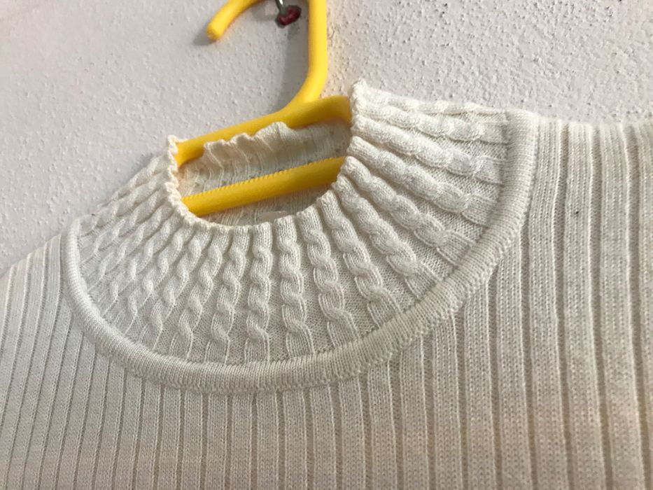 Camisola branca com meia gola