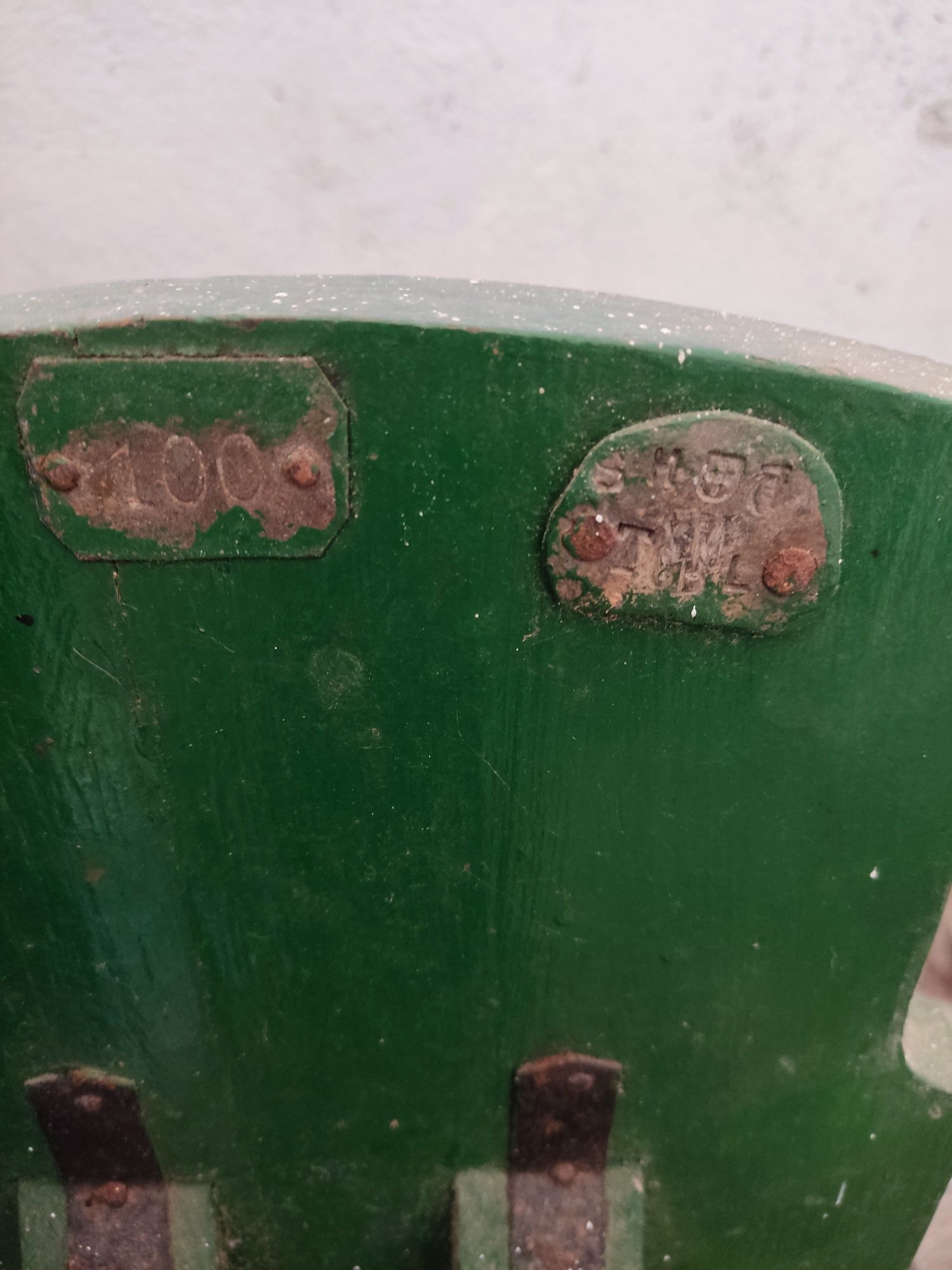 Balança decimal antiga com pesos