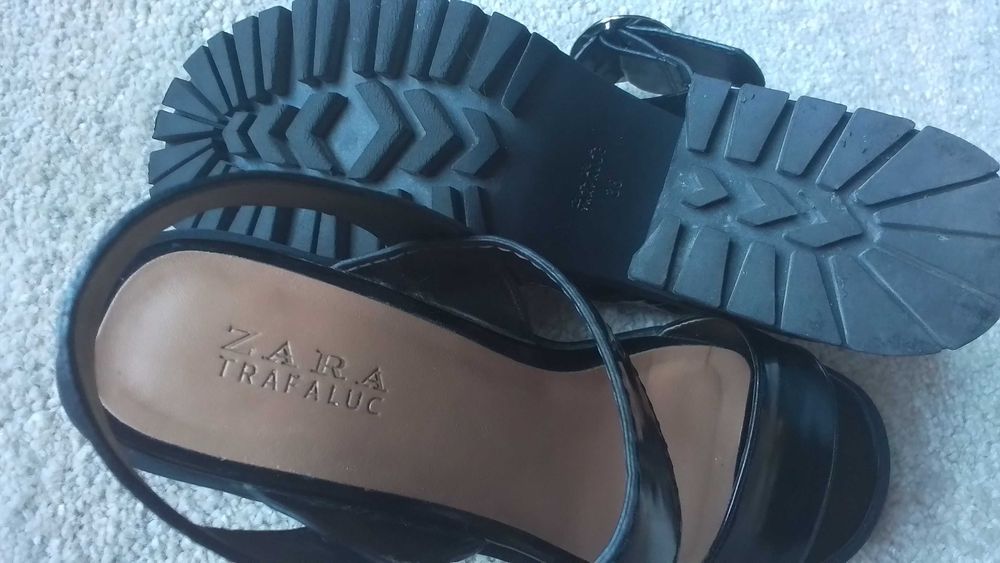 Sandálias ZARA, botas MANGO e outras