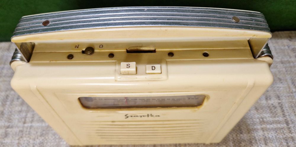 Stare radio Szarotka z zasilaczem