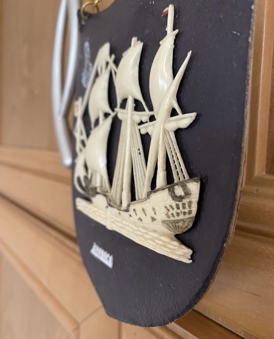 Zawieszka ryngraf dekoracja na ścianę ze statkiem Krynica pamiątka