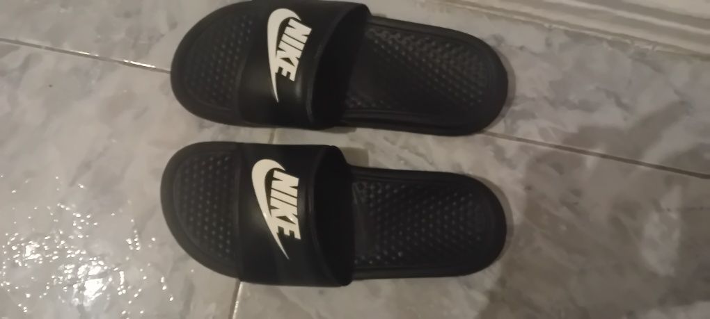 Chinelos Nike tamanho 38