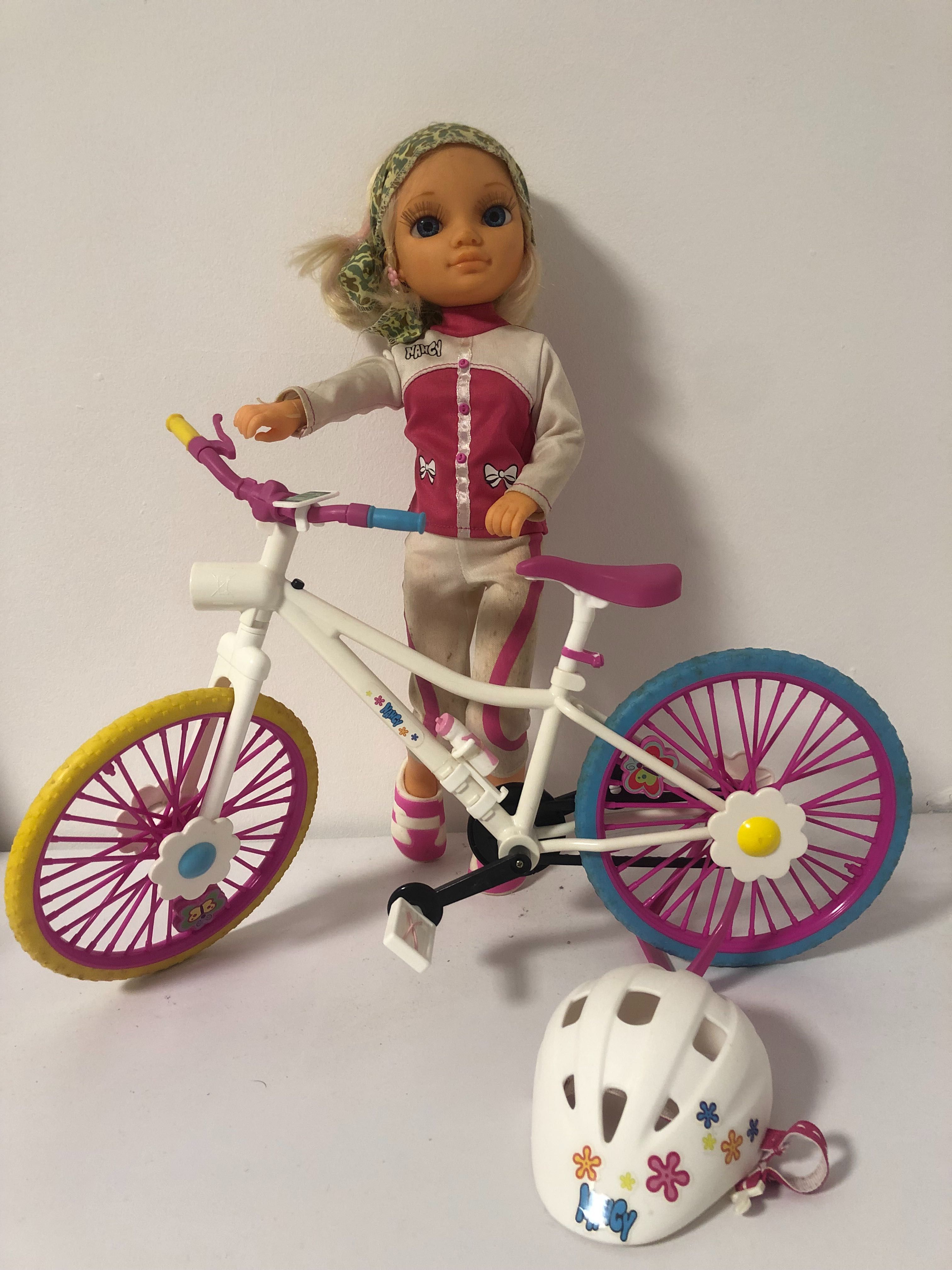 Nancy com bicicleta,com patins e esqui