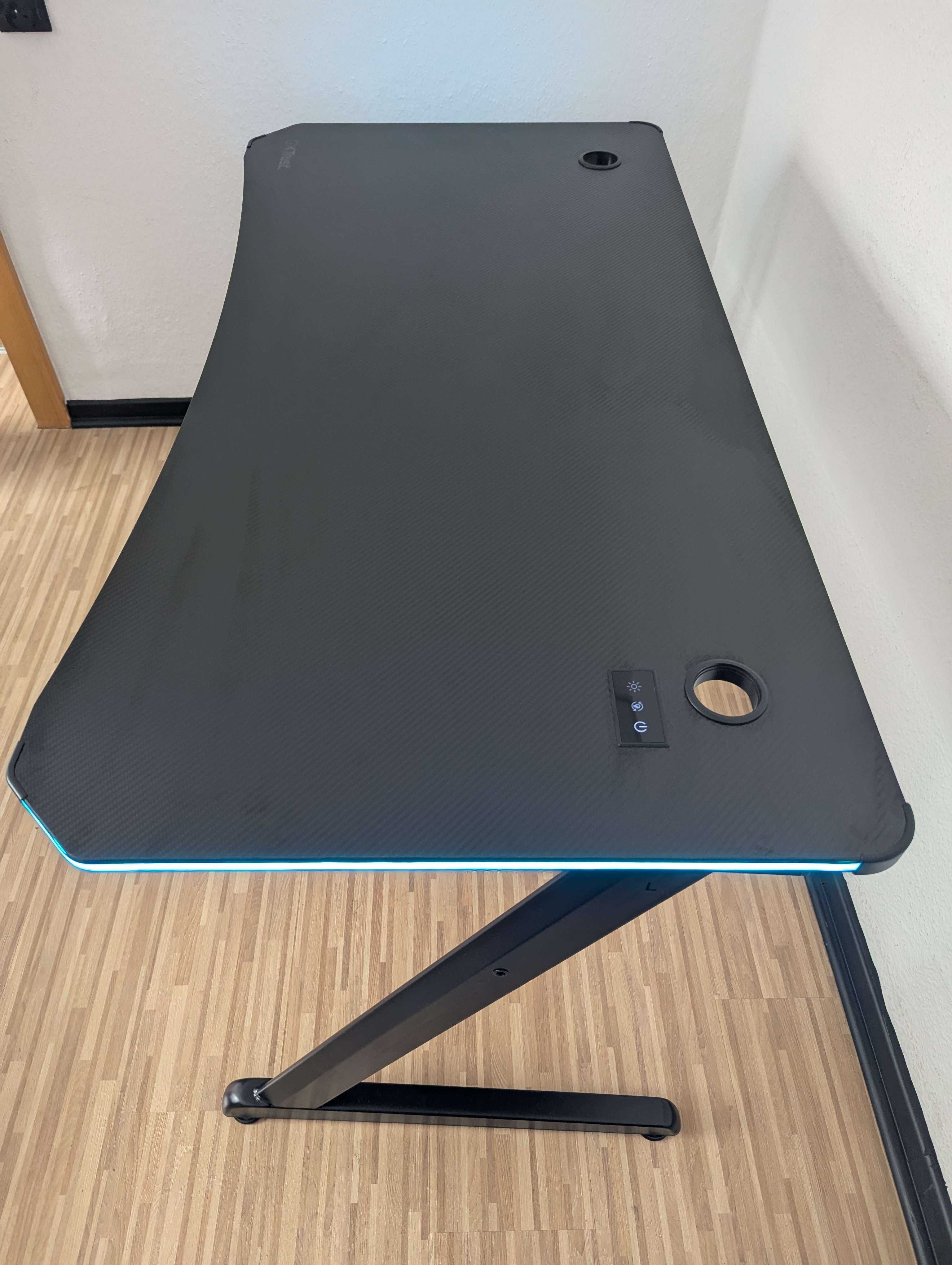 GXT 709 Luminus RGB Gaming Desk Black | White