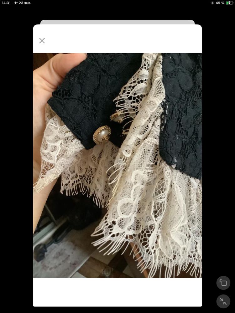 Короткое черное нарядное платье.