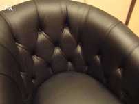 Fotel chesterfield plus pufa. Czarna skóra naturalna. Pojedyncze gwozd
