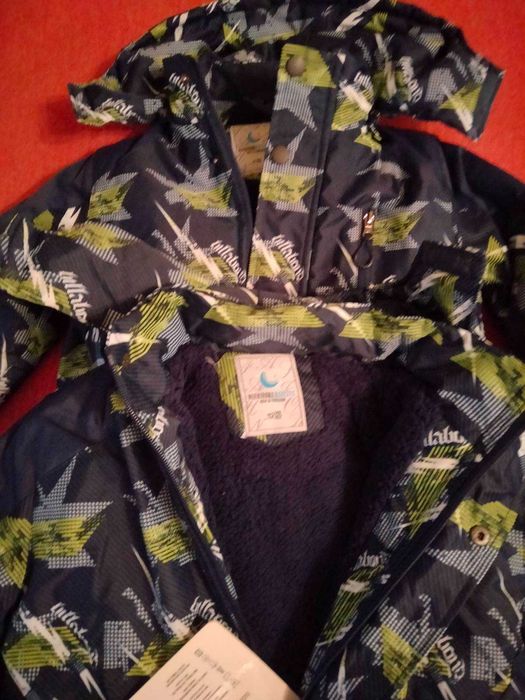 Продам новую тёплую куртку осенняя зимняя демисезонная для мальчика