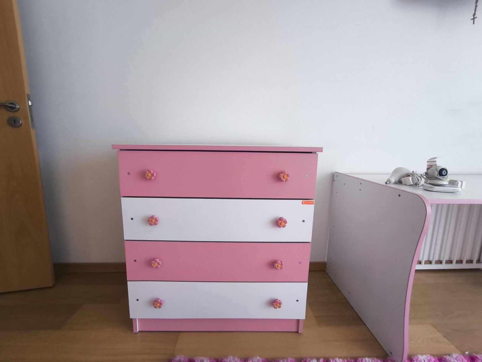 Quarto de menina rosa e branco