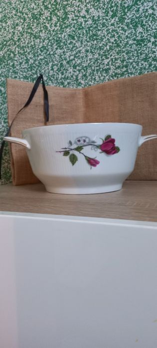 Zestaw porcelany, waza i sosjerka