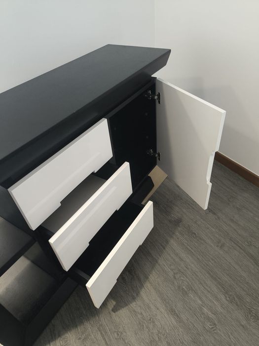 Cómoda lacada branca e wengue preta assimétrica