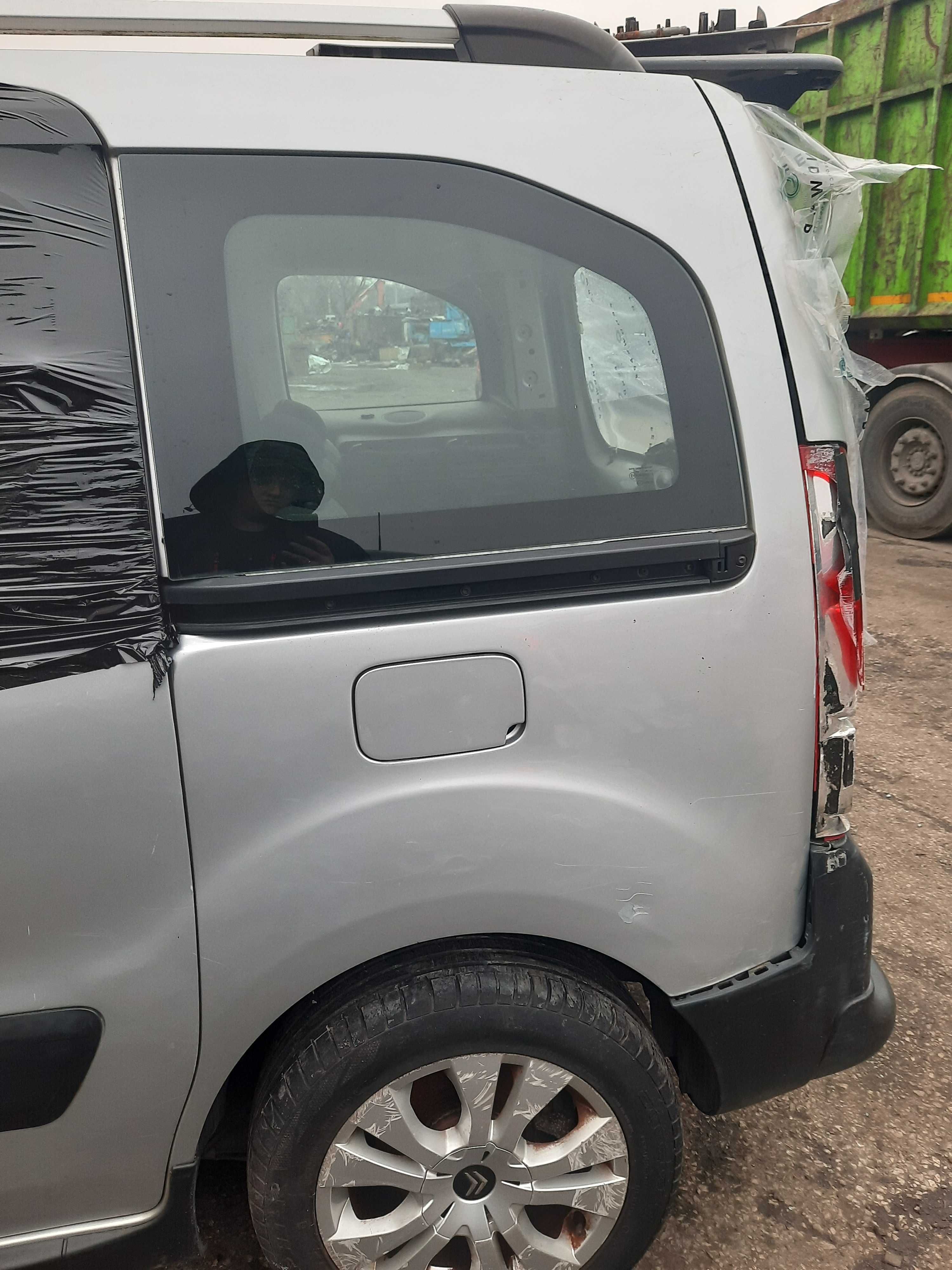 Szyba karoseryjna prawa lewa Citroen Berlingo II 08-12