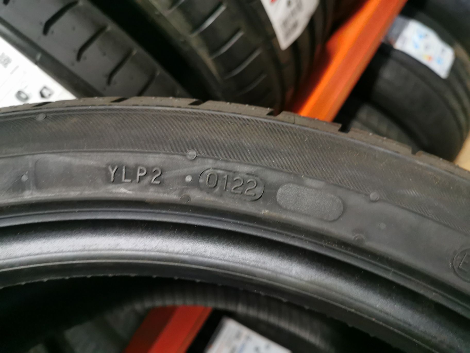 Opony letnie 235/40r19 Nokian Tyres z 2022 roku