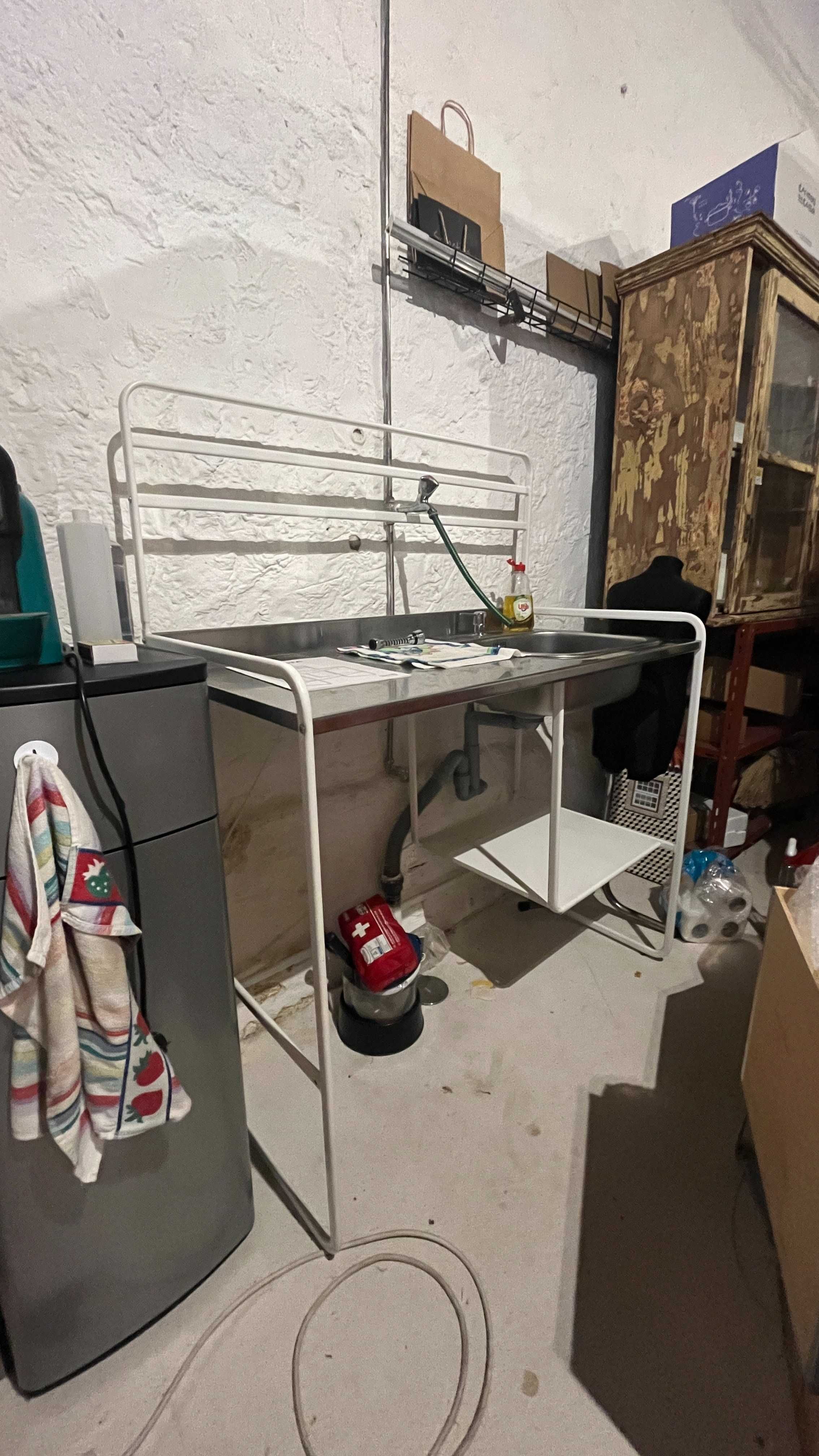 Móvel inox com pio lava loiça + dispensador de detergente