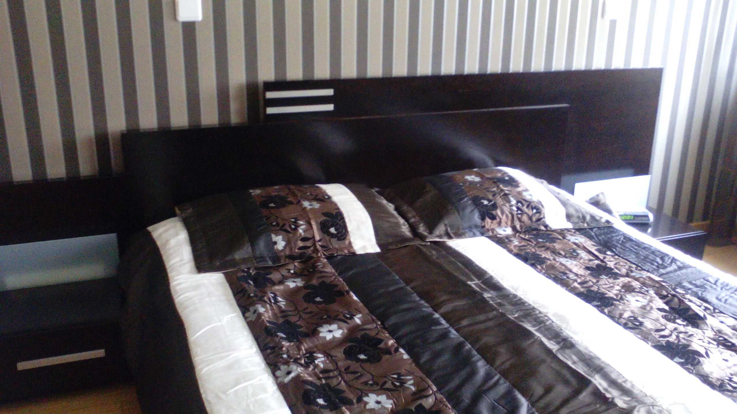 Cama de casal cor wengue