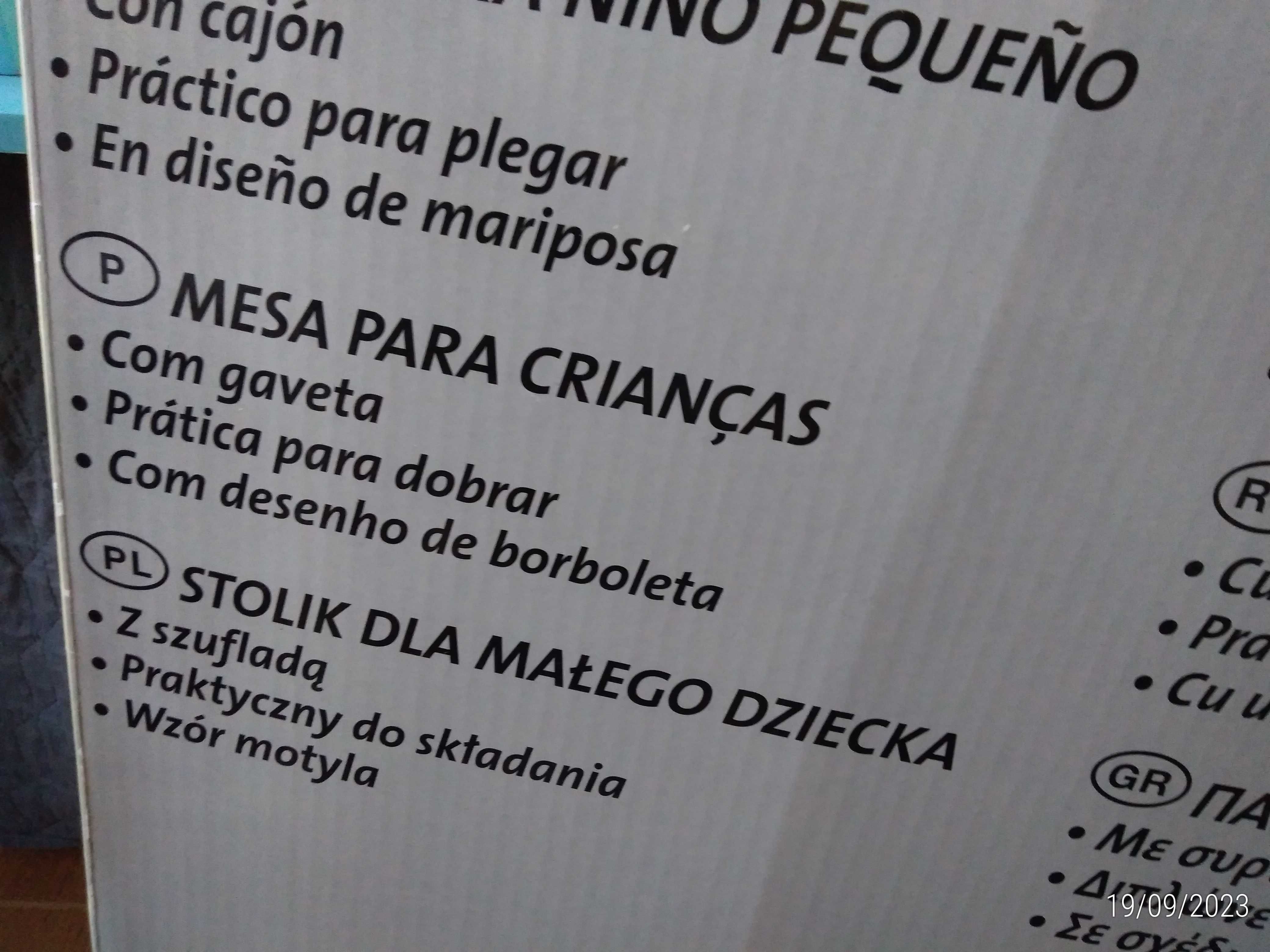 Mesa para crianças com gaveta prática para dobrar