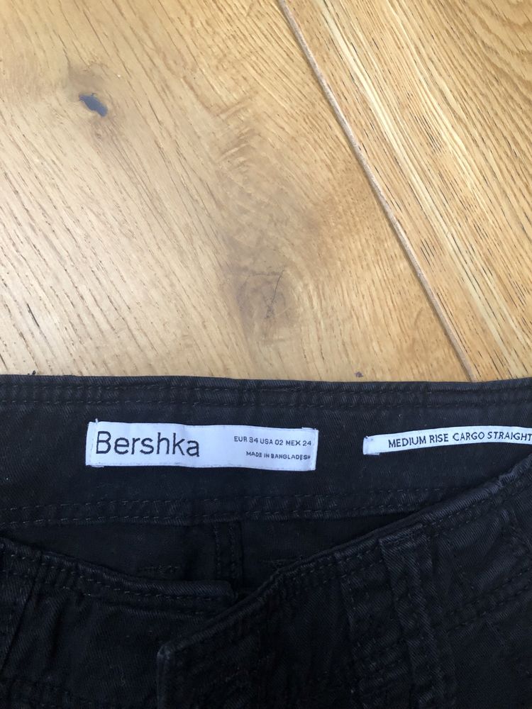 Czarne spodnie cargo Bershka rozmiar 34
