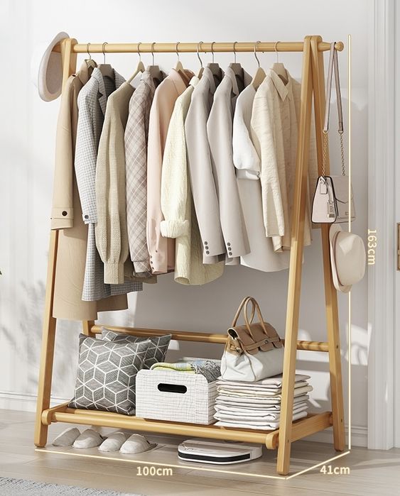 Дерев’яна вішалка для одягу