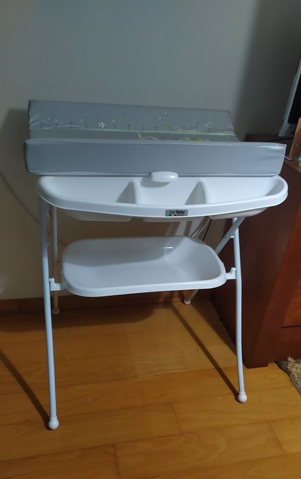 Muda fraldas com banheira