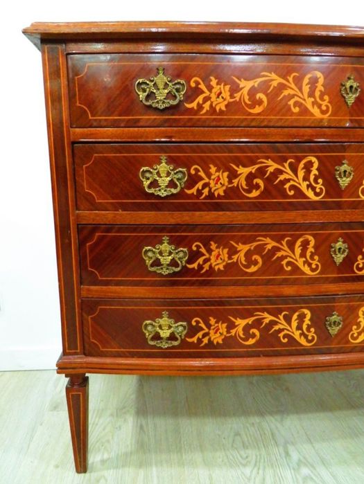 Cómoda inglesa com 4 gavetões.