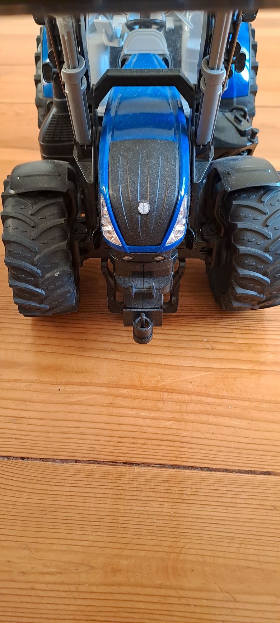 Traktor NewHolland bruder