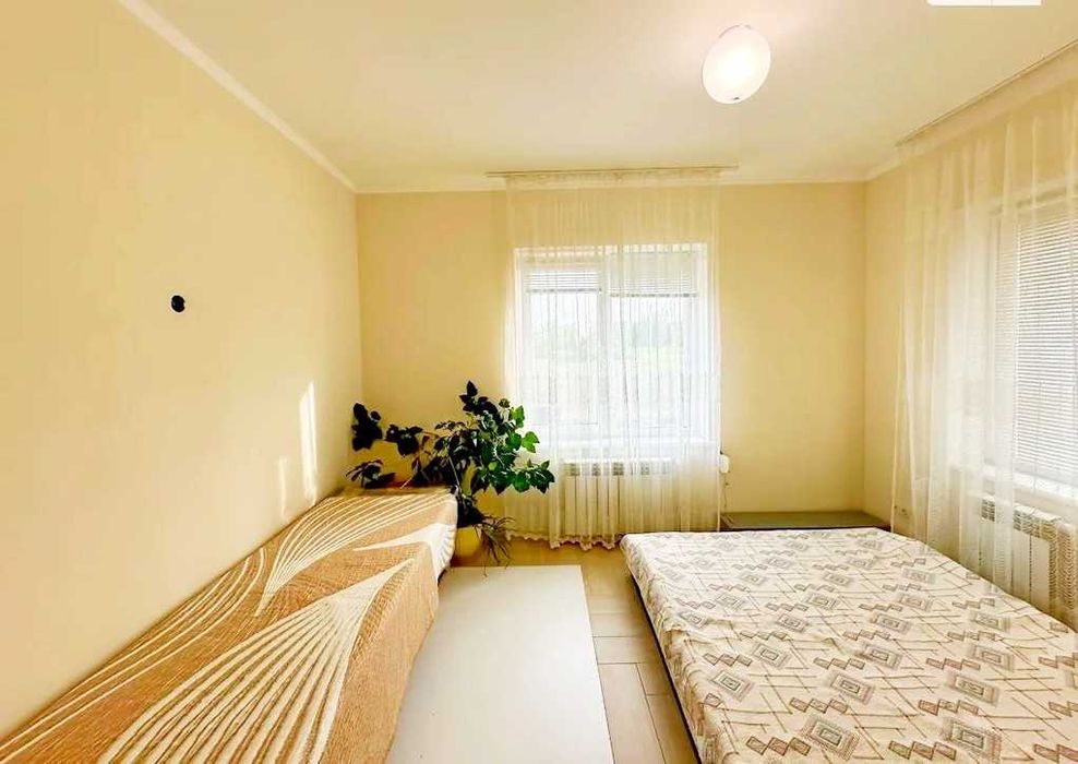 Заміський комфортний утеплений будинок на великій ділянці з садом