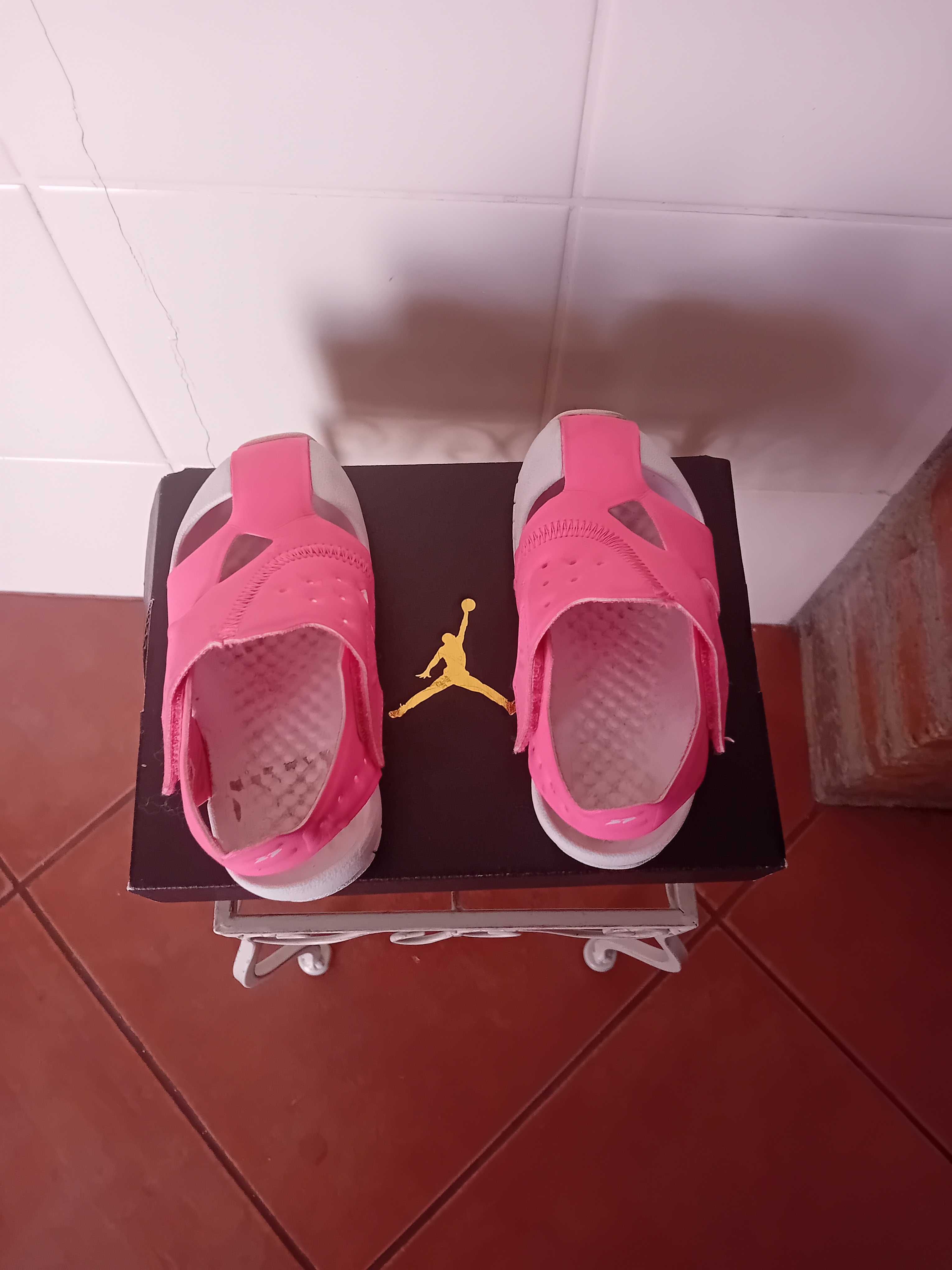 Sandálias antiderrapantes Jordan 25 bom estado
