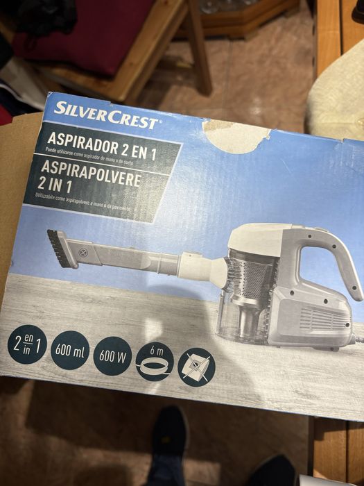 Aspirador vertical com as peças todas e a funcionar bem