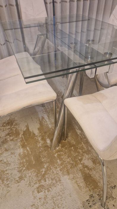 Mesa de jantar em vidro com cadeiras