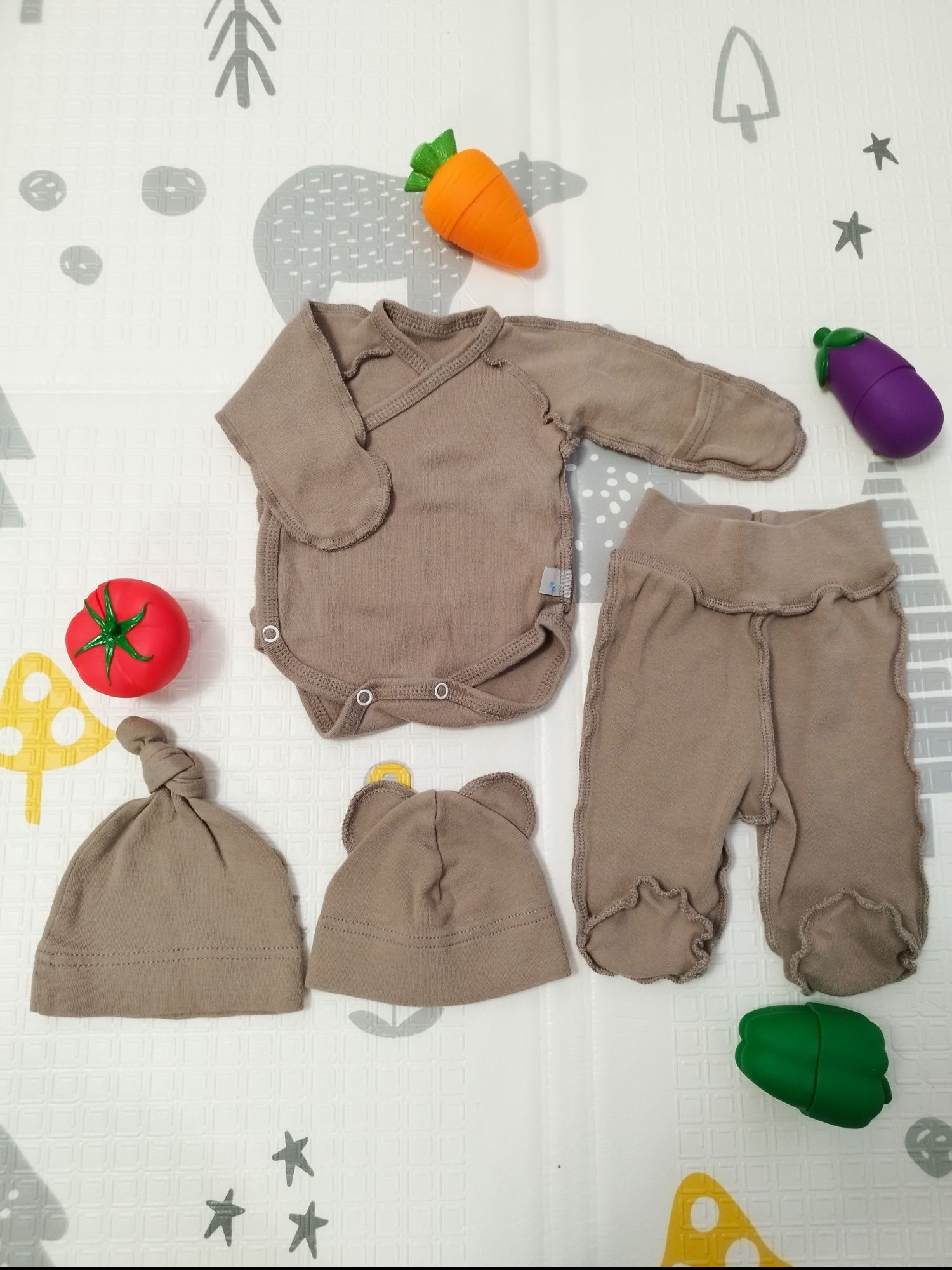 Набір для немовлят: боді, повзунки та шапочки