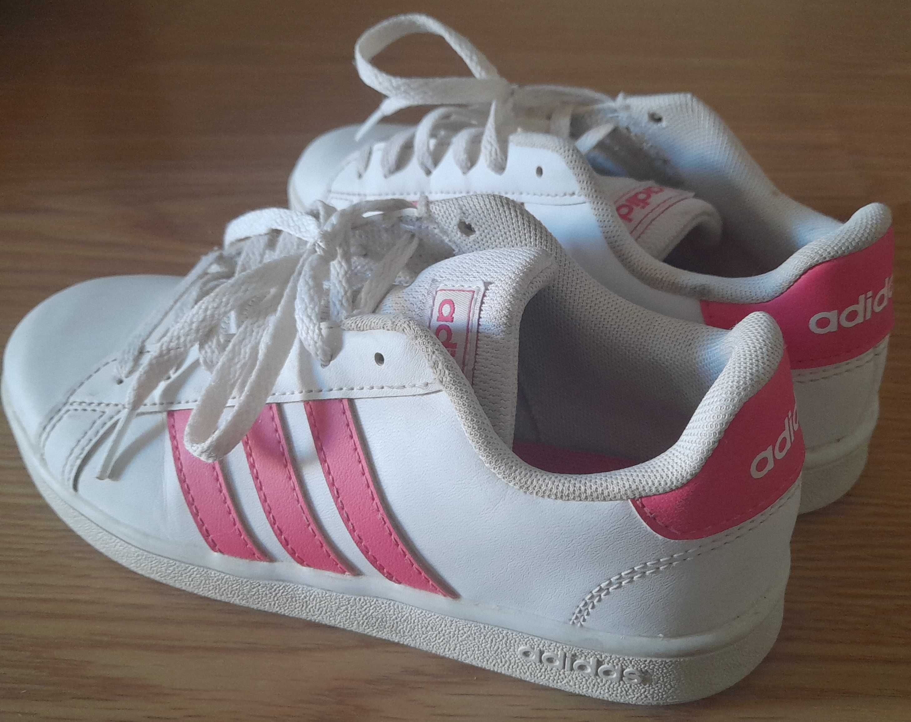 Ténis da marca Adidas: Tam 33