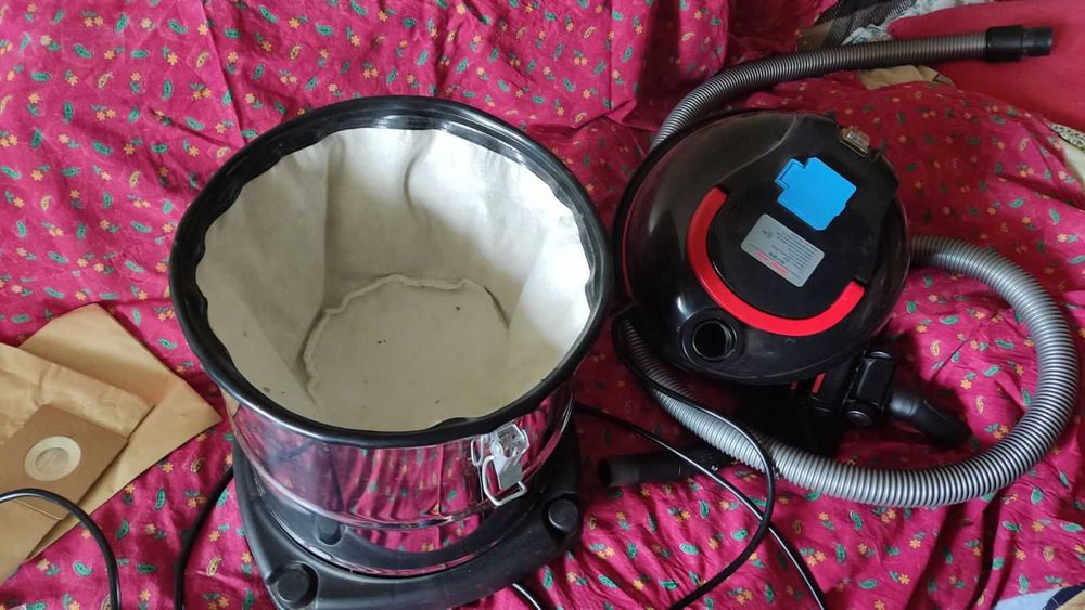 Пылесос Энергомаш ПП72016.  1600Вт   В состоянии нового.